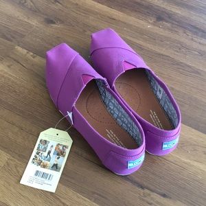 NWT Brand new toms size 9